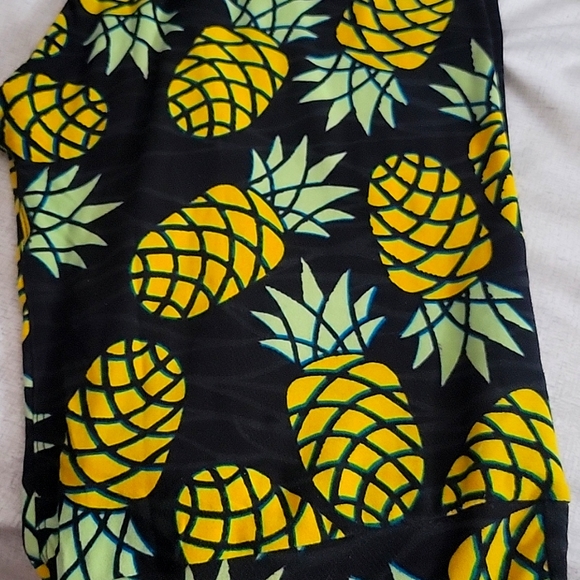 Lularoe Leggings TC black background pineapple print - Picture 1 of 3